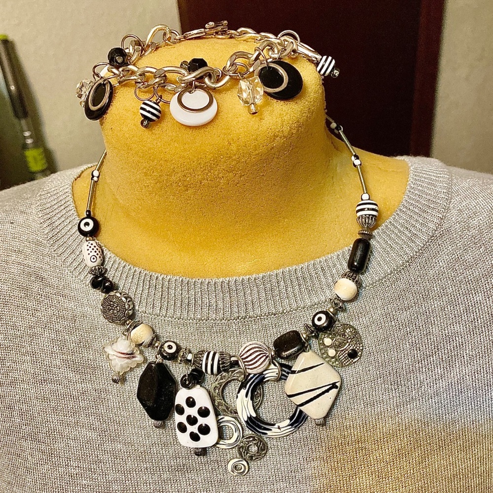 Lovely black and white necklace and bracelet